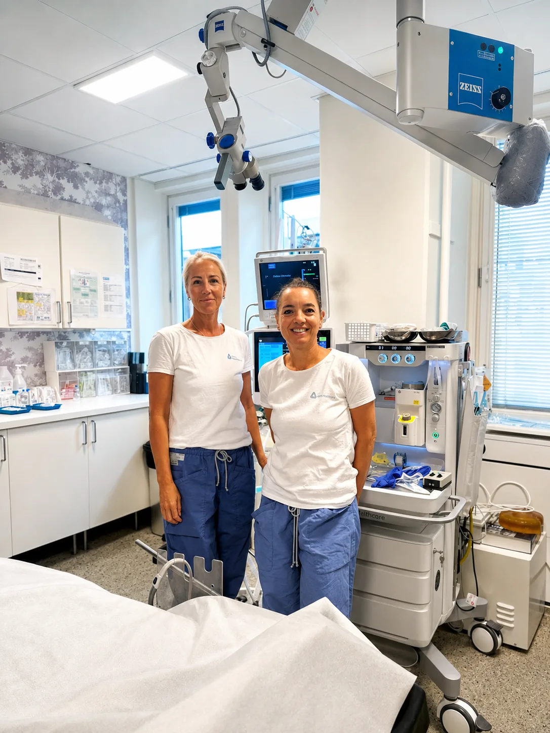 Jejja Weidlitz och Therése Winter-Bellandi i företagets t-shirt i en operationssal